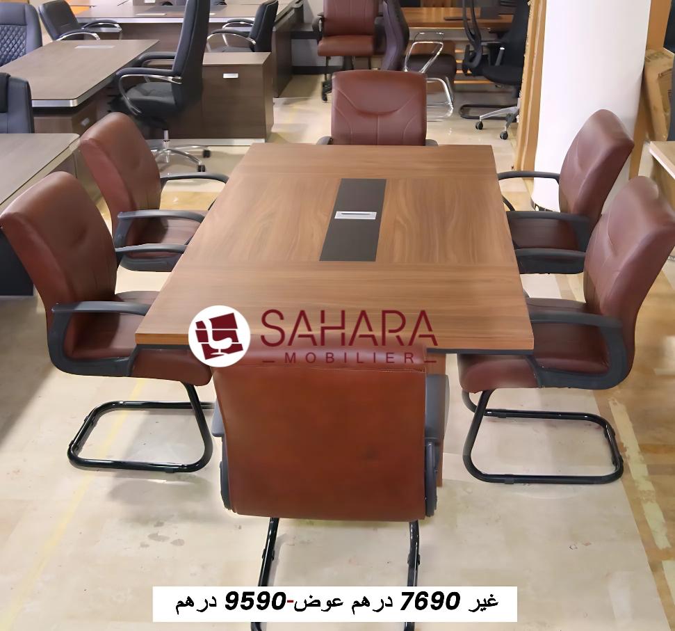 Table de réunion : 2400 x 1200 x 750 mm
Et 6 fauteuils visiteurs en simili cuir piétement luge en métal 